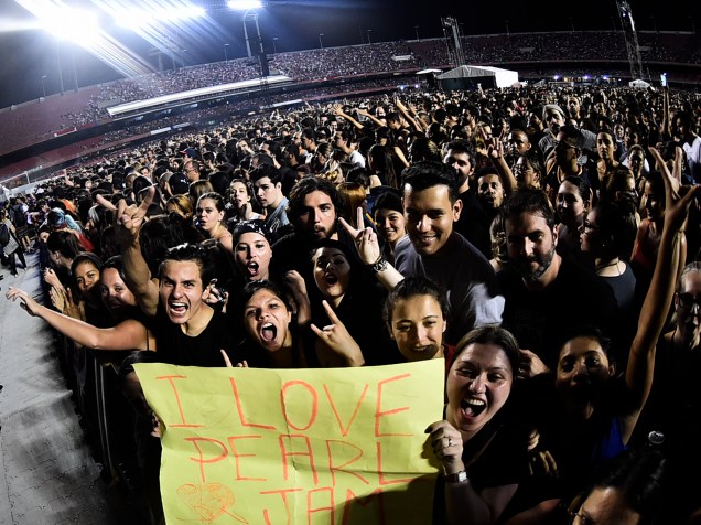 Público durante show do Pearl Jam no estádio do Morumbi
