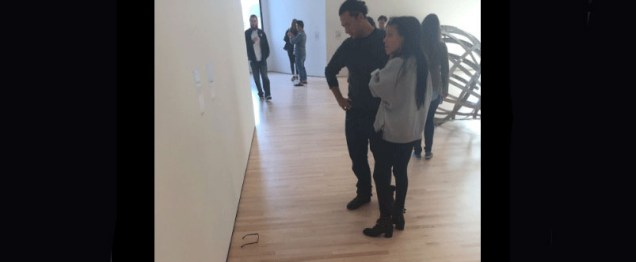 Adolescente americano prega peça em visitantes do Museu de Arte Moderna de São Francisco ao deixar óculos no chão e fazê-los pensar que era obra de arte