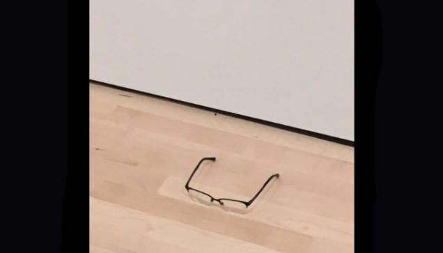 Óculos no chão confundido com obra de arte