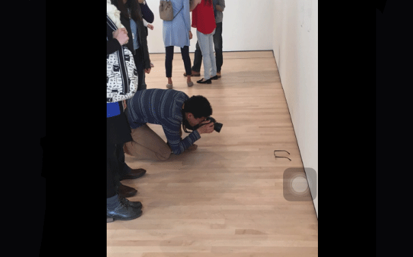 Visitante tira foto do óculos-arte no Museu de Arte Moderna de São Francisco