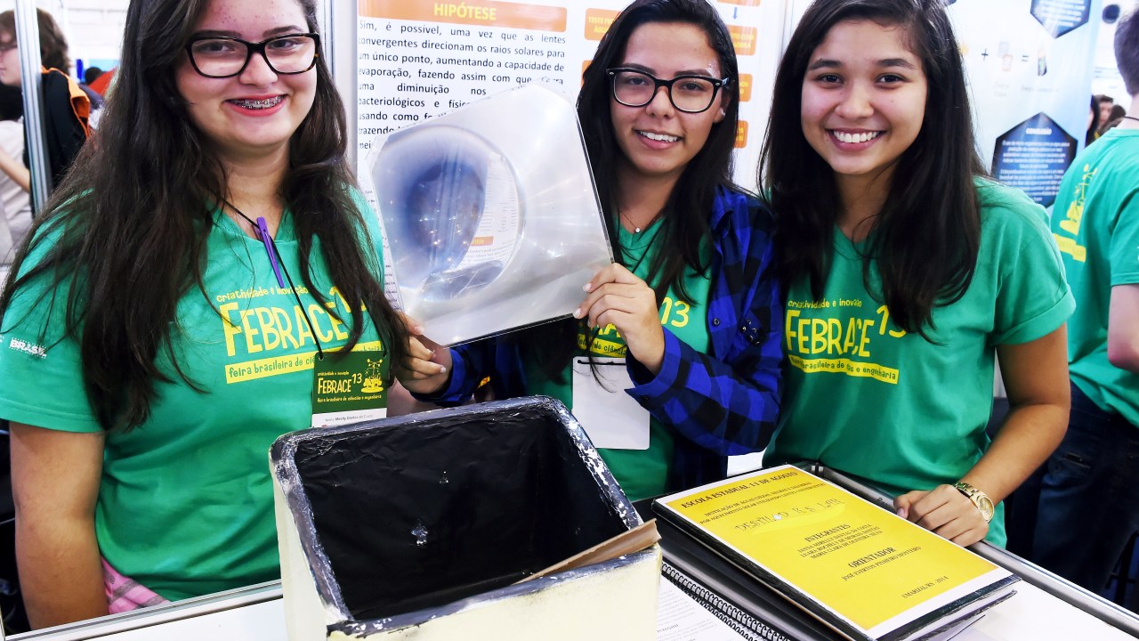 Ianna Costa, 17, Maria Clara Silva,16, e Luara Dantas, 17, criaram um destilador solar
