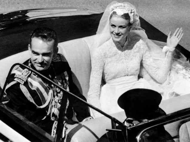 Grace Kelly e o Príncipe Rainier III, pais de Albert II, deixam a catedral Saint Nicholas depois da cerimônia de casamento, em 1956