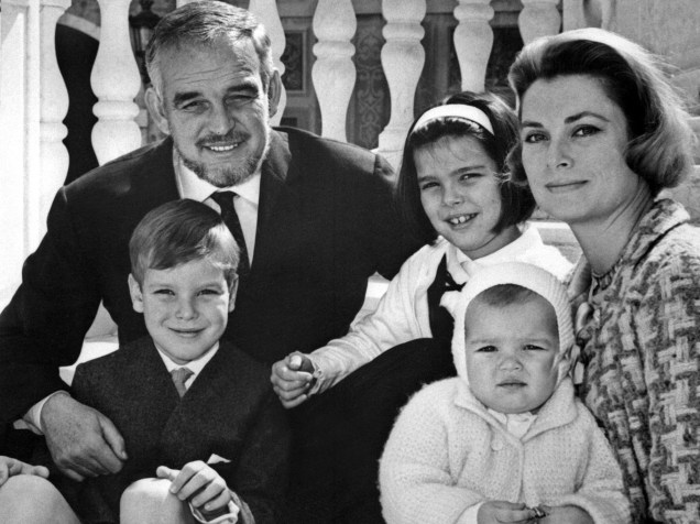 A família real de Mônaco: Grace Kelly e o Príncipe Rainier III, junto aos filhos Príncipe Albert e Princesas Caroline e Stéphanie