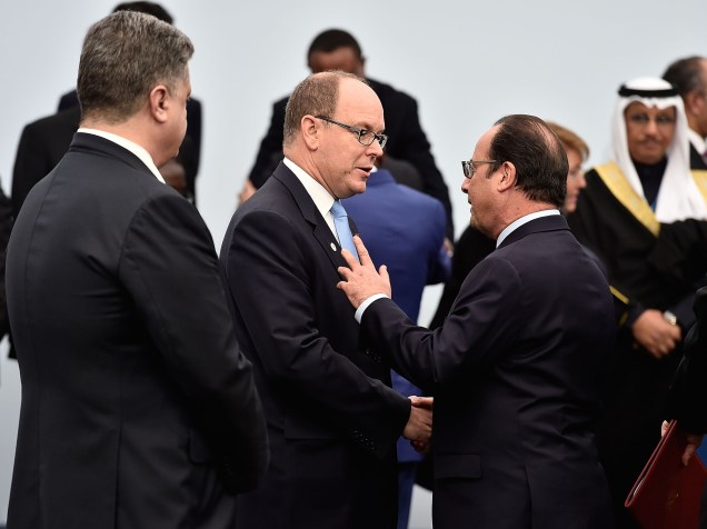 Príncipe Albert II cumprimenta o presidente francês François Holland (à dir.) na Cúpula do Clima, realizada em Paris, em dezembro.
