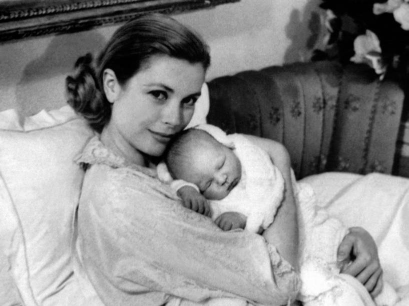 A atriz americana Grace Kelly segura no colo o recém-nascido Príncipe Albert II de Mônaco, em 1958