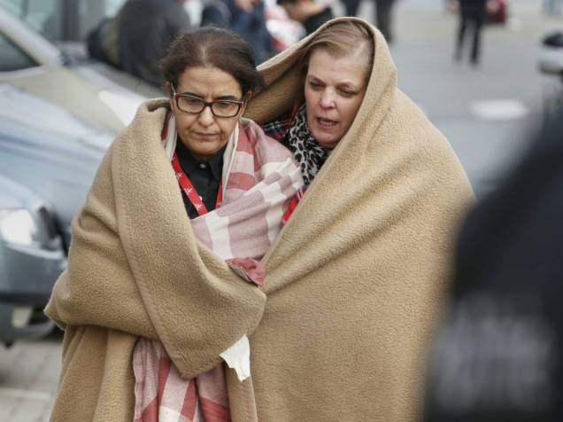 Duas mulheres deixam o Aeroporto de Bruxelas após as explosões