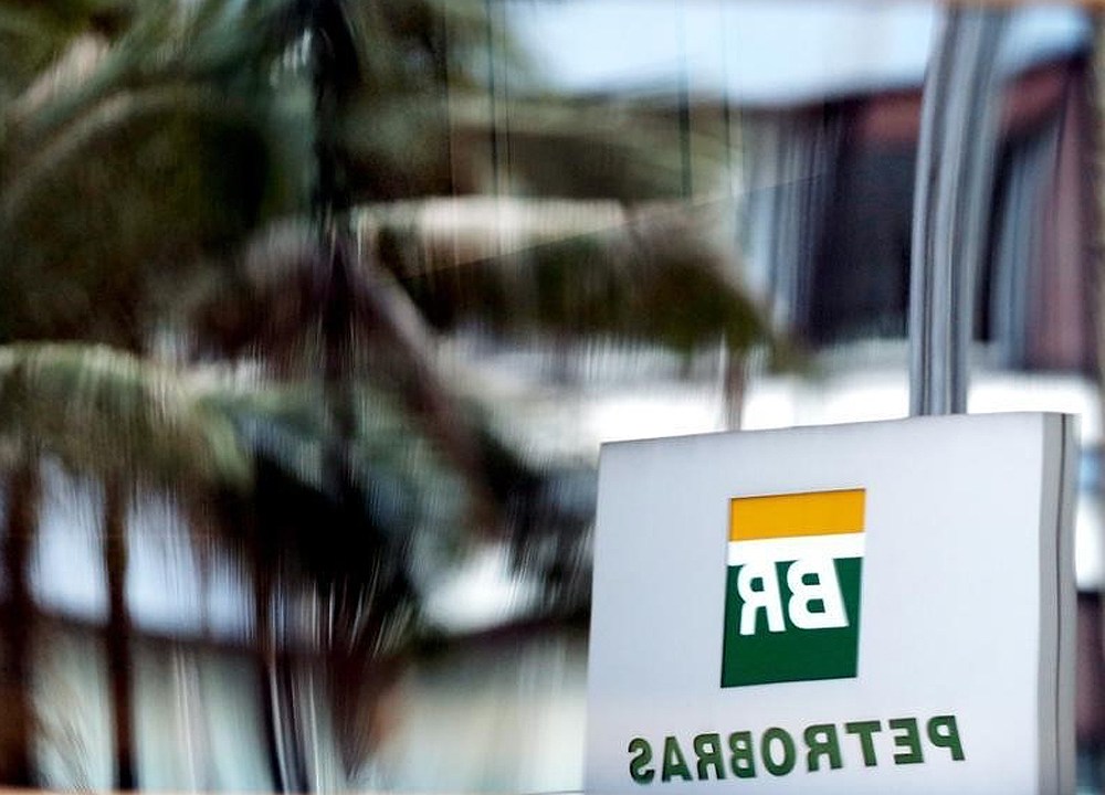 Logotipo da Petrobras é refletido em janela de prédio da petroleira em São Paulo
