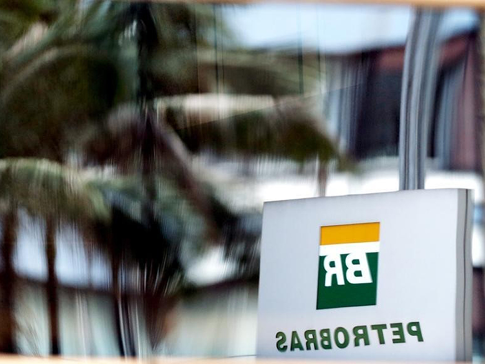Logotipo da Petrobras é refletido em janela de prédio da petroleira em São Paulo