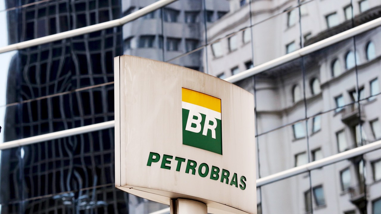 Logotipo da Petrobras é visto em frente à sede da empresa em São Paulo - 23/04/2015