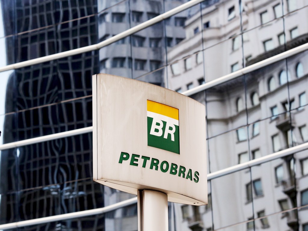 Empreiteiras barradas em licitações da Petrobras ainda ganham com contratos antigos