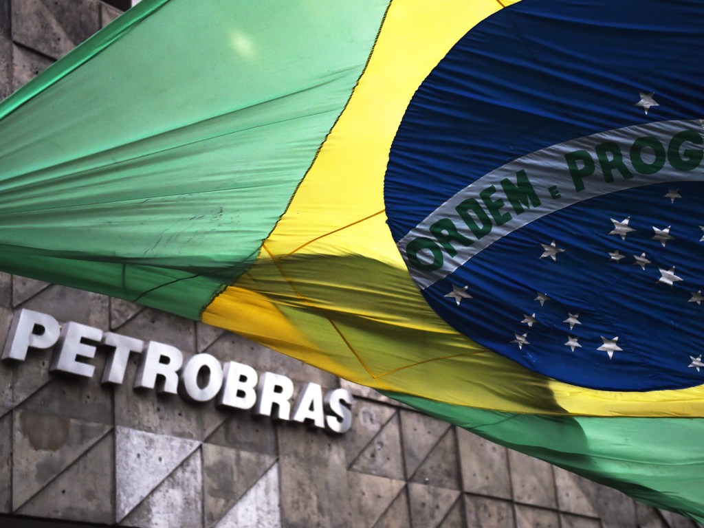 Bandeira do Brasil em frente a sede da Petrobras, no Rio de Janeiro - 13/03/2015