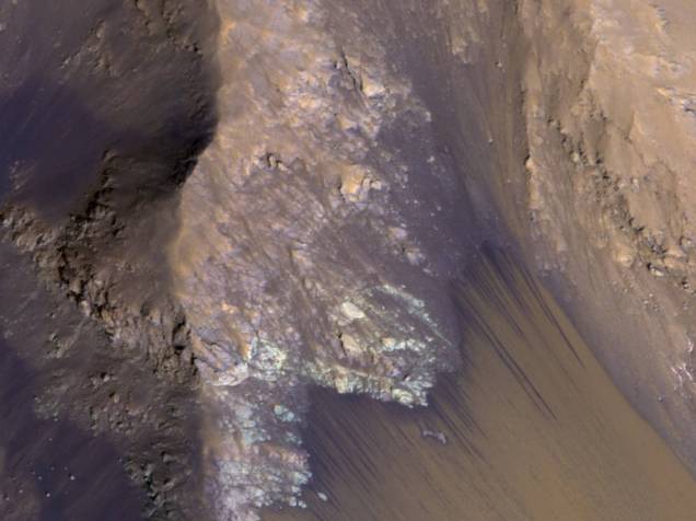 <p>Conjunto de RSL– linhas recorrentes de encostas relacionadas à presença de água - capturado pela Missão Mars Reconnaissance Orbiter (MRO) em 21 de julho de 2015, no Coprates Chasma– cânion imenso que possui cerca de 966 quilômetros de extensão –, localizado no Valles Marineris.</p>