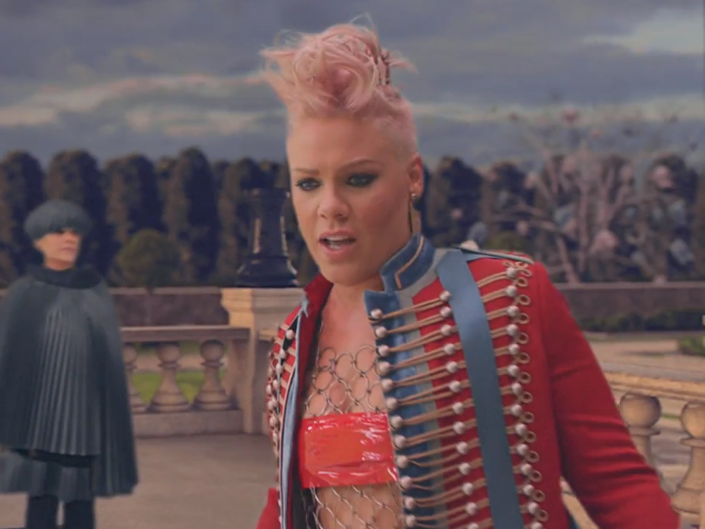 A cantora Pink em clipe da música 'Just Like Fire'