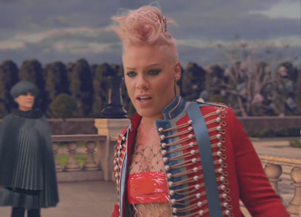 A cantora Pink em clipe da música 'Just Like Fire'
