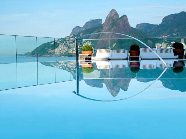 Piscina do Hotel Fasano, no Rio de Janeiro, com vista para o Pão de Açucar e a praia do Ipanema