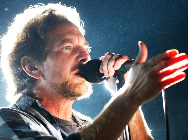 Liderada pelo vocalista Eddie Vedder, a banda Pearl Jam fez show para milhares de pessoas neste domingo (22), no estádio do Maracanã, Zona Norte do Rio