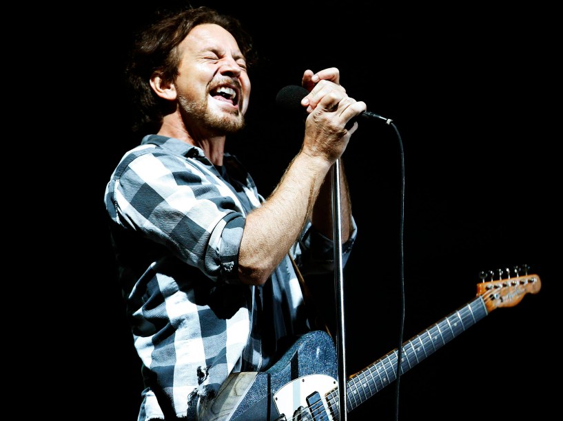 O vocalista e guitarrista Eddie Vedder durante show da banda norte-americana Pearl Jam, no estádio do Maracanã, Zona Norte do Rio
