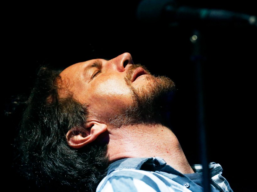 O vocalista e guitarrista Eddie Vedder durante show da banda norte-americana Pearl Jam, no estádio do Maracanã, Zona Norte do Rio