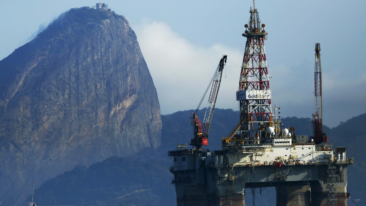 Plataforma de petróleo na Baía de Guanabara, no Rio. "Estamos vivendo o fim de um ciclo, e é difícil enxergar no nevoeiro da transição", avalia Jorge Camargo, presidente do Instituto Brasileiro de Petróleo (IBP)