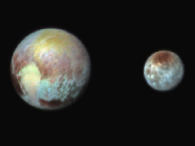 <p>Plutão e sua lua maior, Caronte. As cores não são verdadeiras, são exageradas para mostrar melhor as variações na superfície de ambos</p>