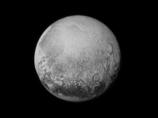 <p>A New Horizons enviou uma série de imagens recentes de Plutão, e esta foi enviada na terça-feira, dia 14</p>