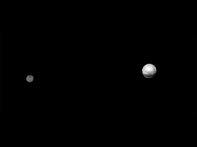 <p>A primeira imagem enviada pela New Horizons que revela Plutão e sua lua Caronte</p>