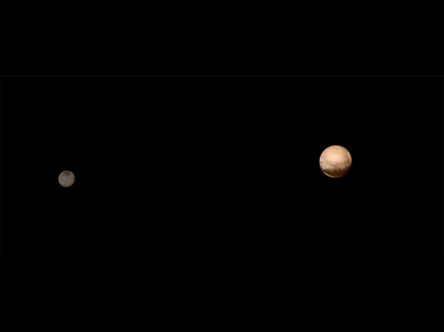 <p>Nova imagem de Plutão e sua lua Caronte em que os cientistas adicionaram informações de cor: é com esse aspecto que os corpos celestes seriam vistos por olhos humanos</p>