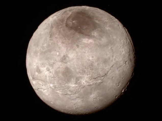 <p>A lua Caronte aparenta ser jovem, pela pequena quantidade de crateras em seu terreno</p>