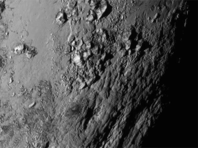<p>Com a aproximação da New Horizons é possível avistar montanhas de gelo em Plutão</p>