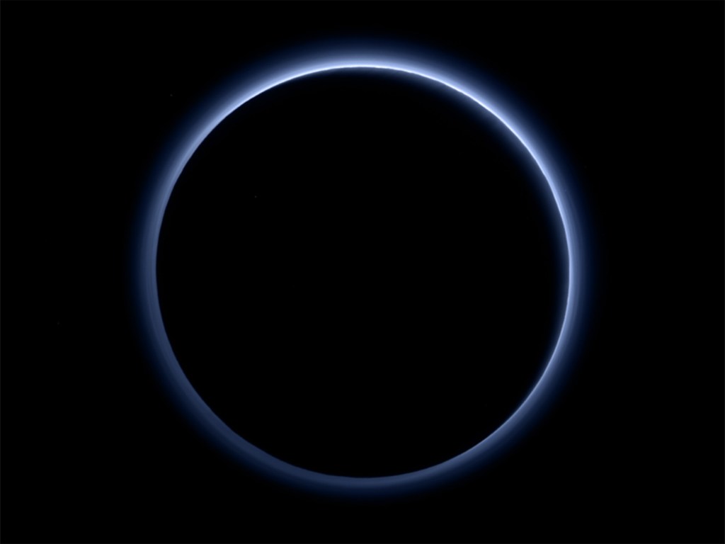 Imagem mostra o céu azul de Plutão. Segundo os cientistas, essa tonalidade azulada dá indícios do tamanho das partículas e da composição da neblina ao redor do planeta-anão.