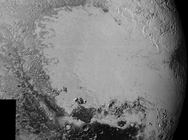 <p>A fotografia mostra a Planície Sputnik (vista nas primeiras fotos com um formato de coração), uma região de certca de 1.600 quilômetros de extensão</p>