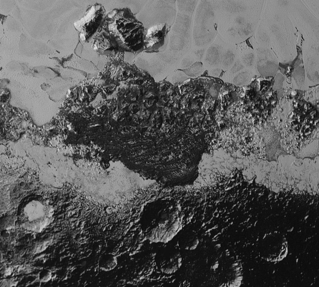 <p>A foto revela a incrível complexidade do relevo de Plutão. Crateras antigas e regiões mais recentes, cadeias de montanhas e uma porção escura e enigmática que se parece com dunas.</p>