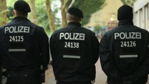 Policiais alemães durante operação contra um grupo neonazista