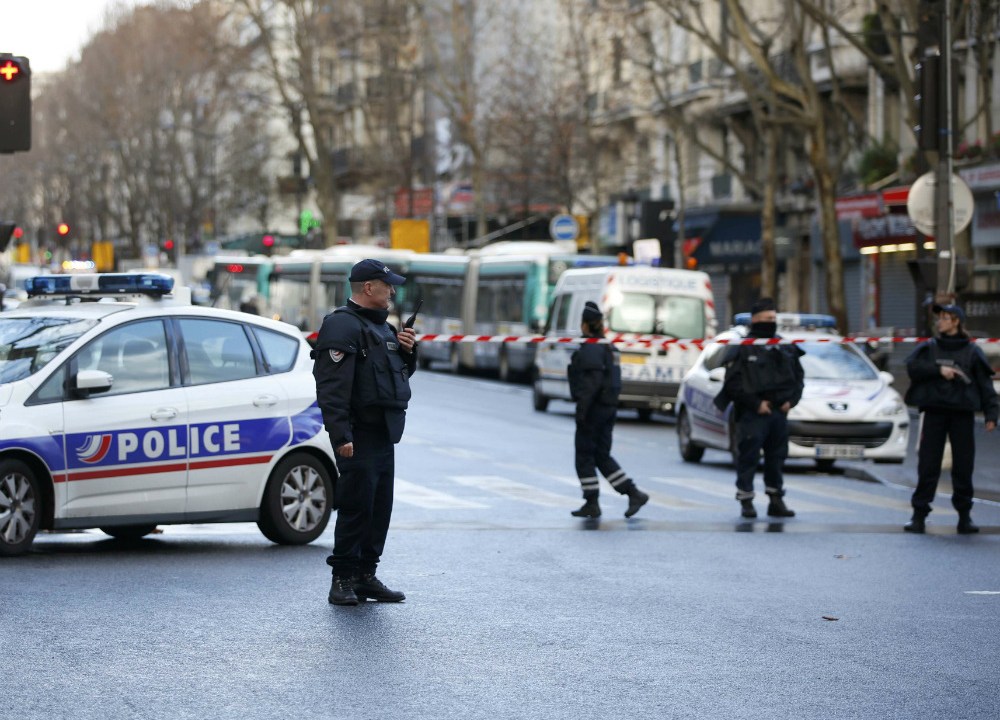 Polícia isola a área em frente à delegacia atacada, em Paris