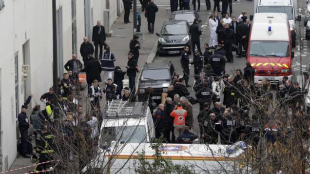 Policiais e socorristas diante da sede do Charlie Hebdo