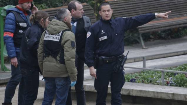 Policiais perto do local do atentado ao Charlie Hebdo, em Paris