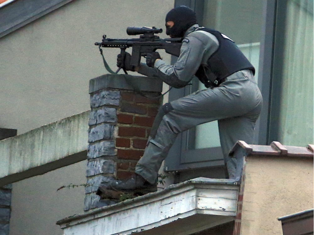 Atirador de elite da polícia belga participa de operação antiterrorismo