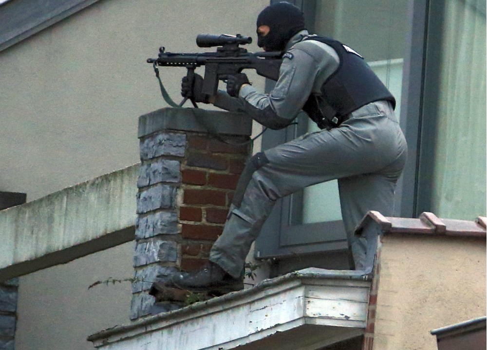Atirador de elite da polícia belga participa de operação antiterrorismo