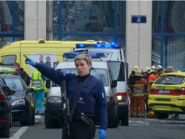 Uma policial dá orientações no Aeroporto de Bruxelas