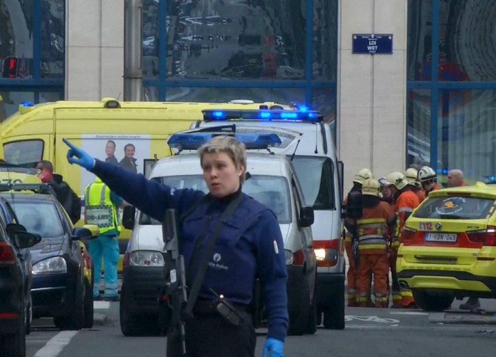 Uma policial dá orientações no Aeroporto de Bruxelas