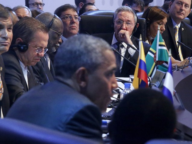 Raúl Castro escuta discurso de Barack Obama na Cúpula das Américas, no Panamá - 11/04/2015