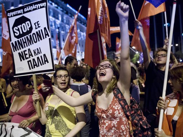 Gregos comemoram resultado do referendo