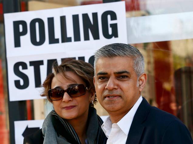 Sadiq Khan, candidato à prefeitura de Londres, entra em uma estação para depositar seu voto, junto com a esposa Saadiya, em Londres - 05/05/2016