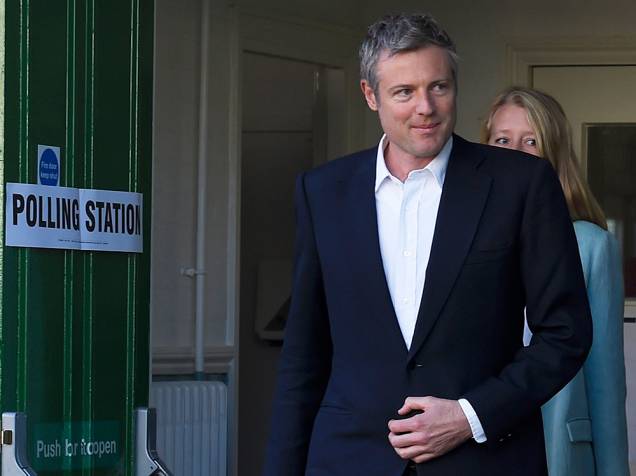 Zac Goldsmith, candidato do partido conservador britânico e sua esposa Alice saem de uma estação eleitoral depois de depositarem seu voto para a prefeitura de Londres - 05/05/2016