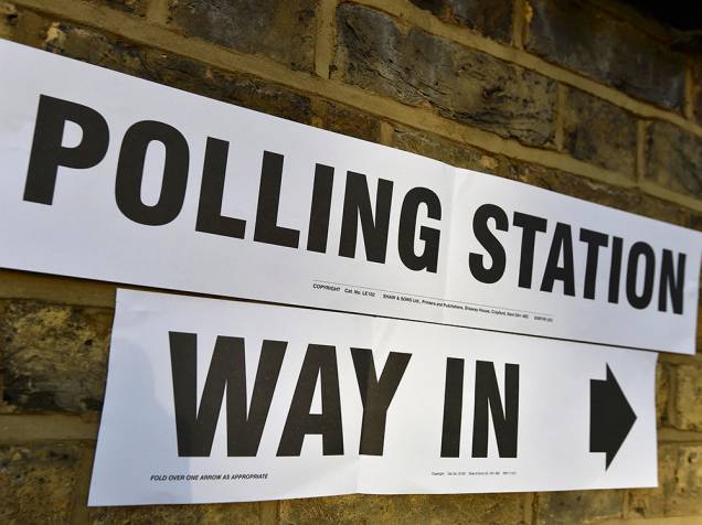 Cartaz aponta direção de cabine de votação para prefeito de Londres. As eleições acontecem hoje - 05/05/2016