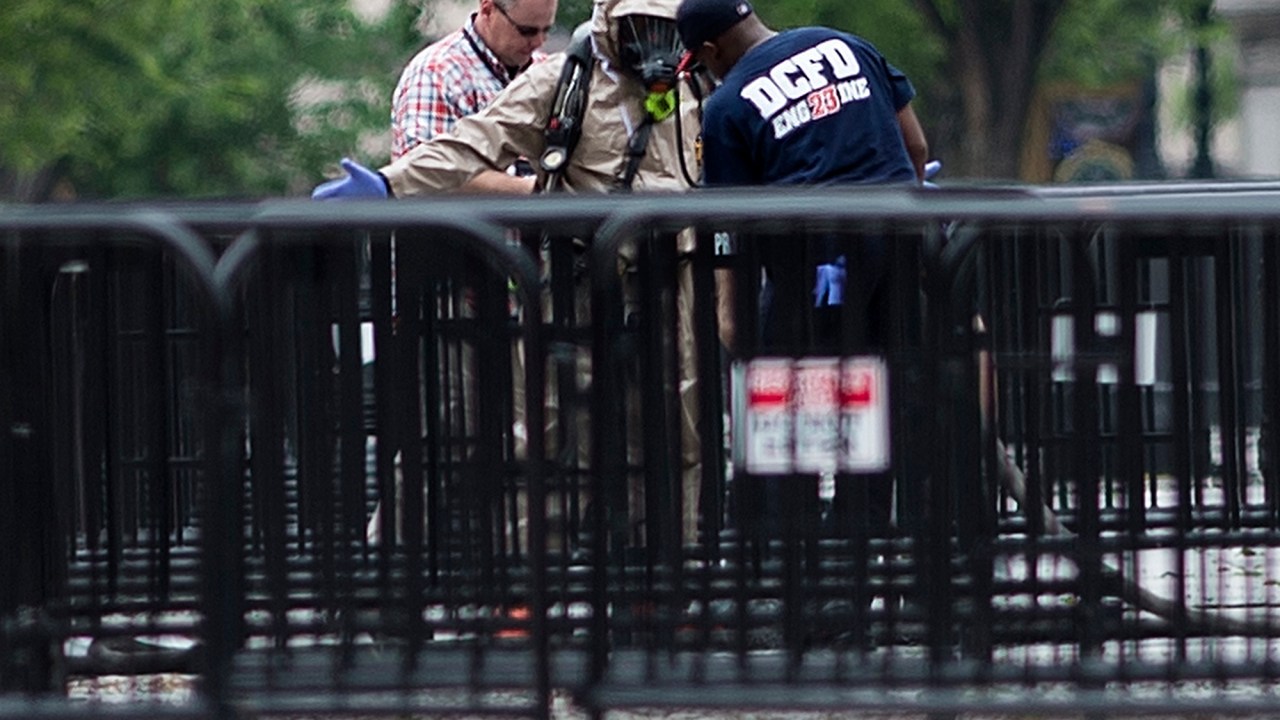 Bombeiro veste roupa especial durante medida de segurança tomada pelo serviço secreto dos Estados Unidos depois de ameaça de bomba em mochila