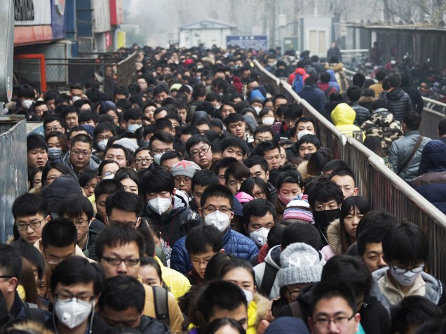 <p>Pessoas usam máscara para se proteger da poluição em Pequim, nesta terça-feira (08)</p>