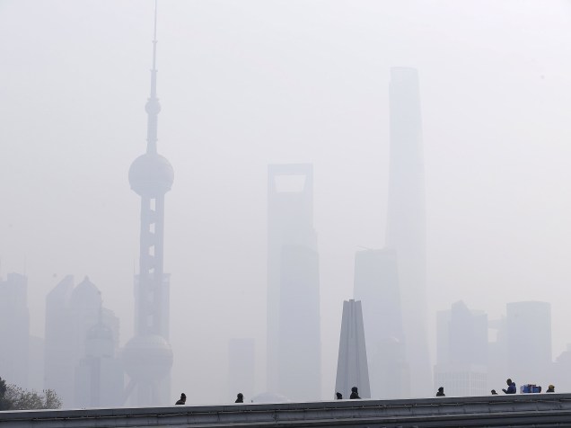 <p>Vista da ponte em frente ao distrito financeiro de Pudong em meio a forte neblina causada pela poluição em Xangai, na China</p>