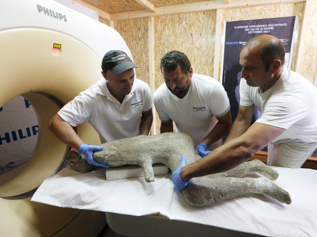 <p>Pesquisadores preparam molde de gesso de garoto de Pompeia para ser submetido a tomografia computadorizada</p>