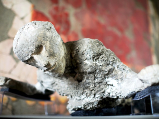 <p>O molde de gesso de uma vítima da catástrofe de Pompeia, na Itália, é analisado durante uma pesquisa sem precedentes</p>